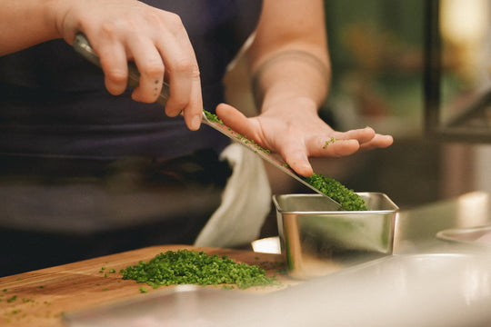 découpe avec couteau de chef ultime Atma