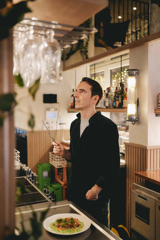 Romain fondateur Atma dans le restaurant Arboré
