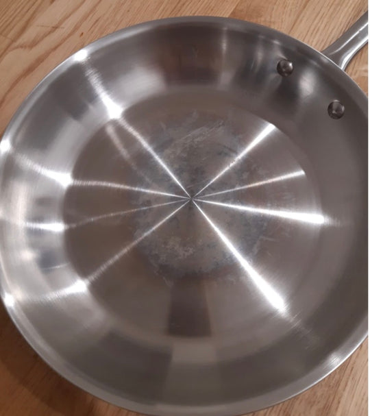 Limpiar las distintas marcas en mi sartén de acero inoxidable