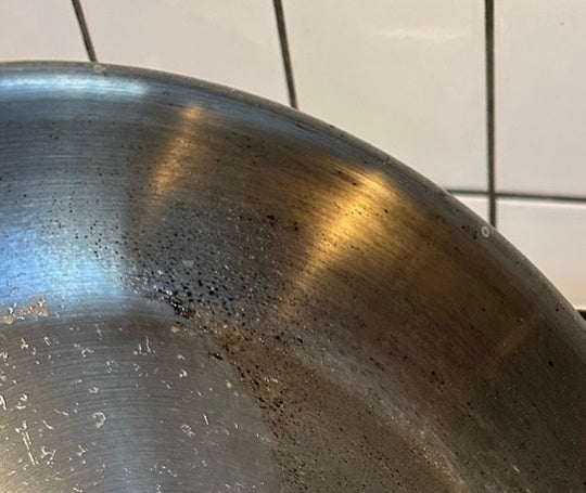 Limpiar las distintas marcas en mi sartén de acero inoxidable