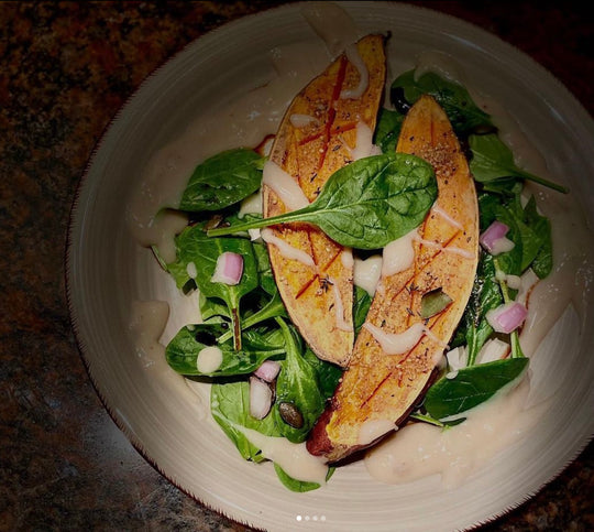 assiette végétale avec mesclun et courge rôtie aux herbes