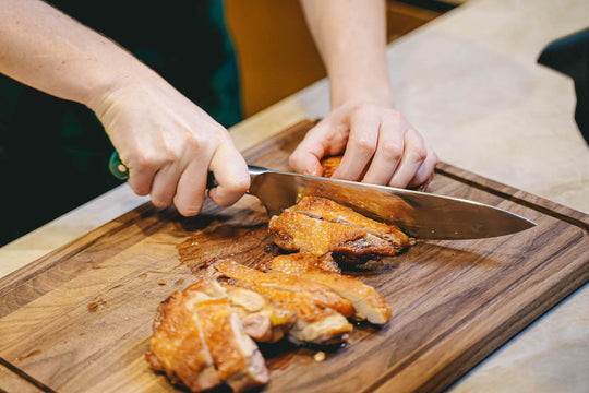 Tenir son couteau de chef Atma