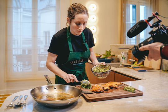 Valentine Guenin prepara una salsa gribiche para Atma con los cuchillos de chef de Atma