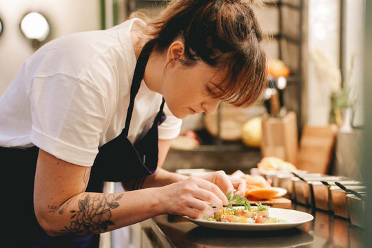 Pauline Séné dresse une assiette chez Arboré