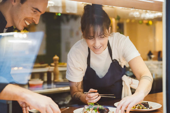 Romain fondateur atma kitchenware cuisine une recette avec Pauline Séné