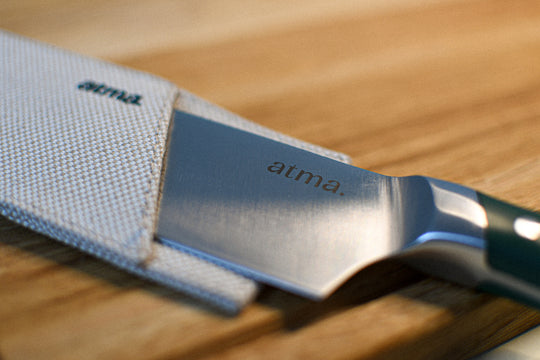 lame en acier inoxydable avec protège lame en lin et planche à découper en bois