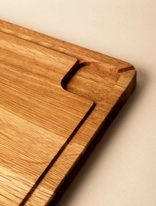 Planche à découper en bois avec rigole et réceptacle à jus