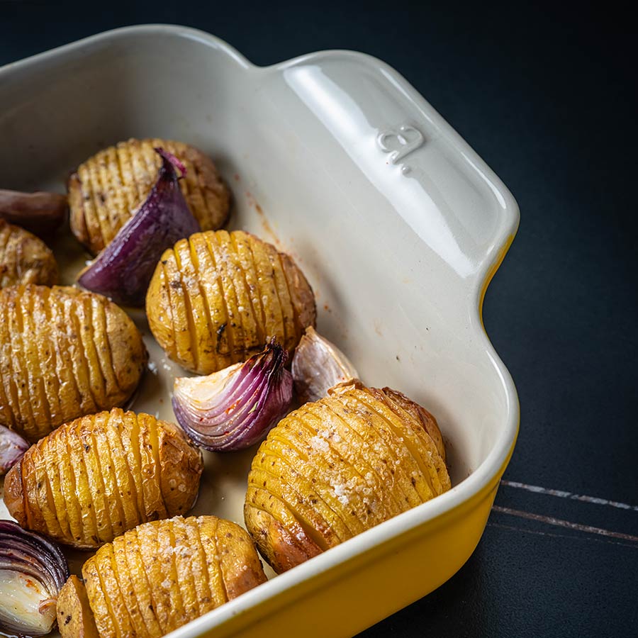 Pomme de terre au plat à four en céramique
