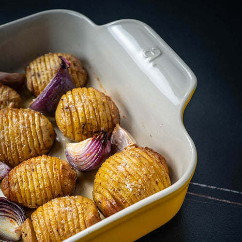 Pomme de terre au plat à four en céramique
