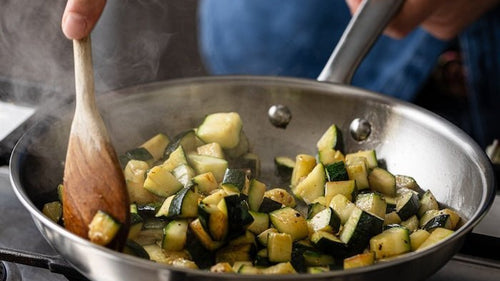 Comment cuire des courgettes à la poêle ? - Atma Kitchenware