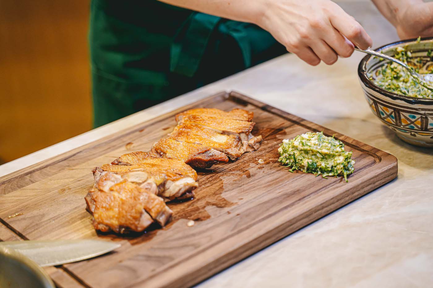 Muslos de pollo crujientes a la sartén - Atma Kitchenware