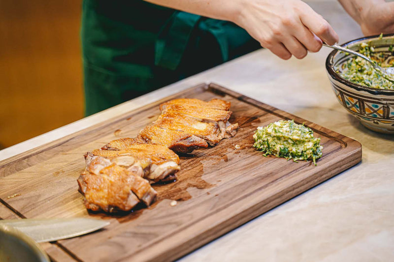 Muslos de pollo crujientes a la sartén - Atma Kitchenware