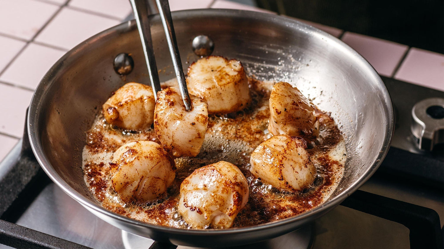 Noix de Saint-Jacques poêlées : la cuisson parfaite à l'inox - Atma Kitchenware