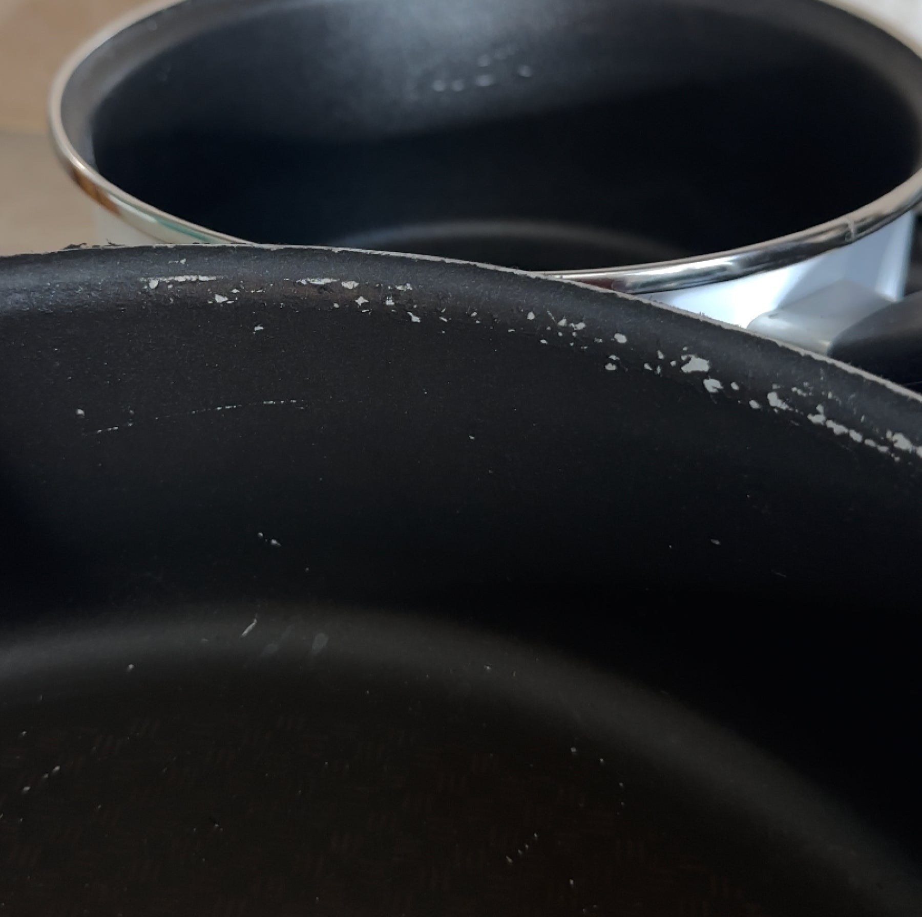¿Cuáles son los riesgos asociados a los revestimientos antiadherentes? - Atma Kitchenware