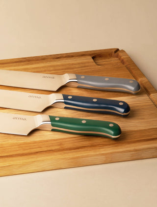 Planche à découper en bois de chêne avec couteaux de cuisine