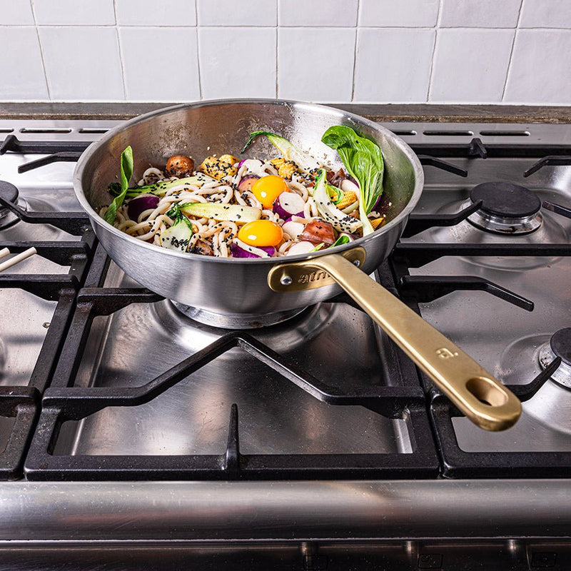 The Wok en inox, manche doré - 28 cm (Édition limitée) - Atma Kitchenware